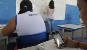 'Conexões não substituem a interação humana': Unesco emite alerta global contra o uso de celulares nas escolas