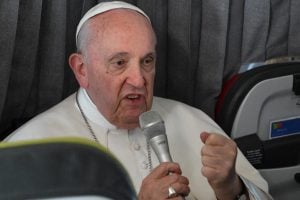 Católicos transgênero podem ser batizados se o ato não provocar ‘escândalo’, diz Vaticano