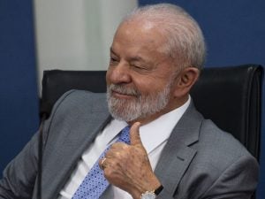 Lula sanciona o Desenrola, programa que impõe redução nos juros do cartão