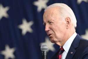 'Ninguém deveria ser preso só por usar ou portar maconha', diz Joe Biden