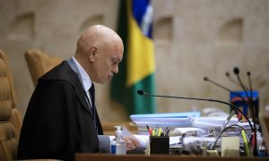 Moraes manda soltar 4 presos por fraude em cartões de vacina