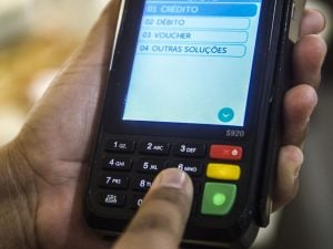 Senado aprova o Desenrola Brasil, que impõe redução na taxa de juros do cartão