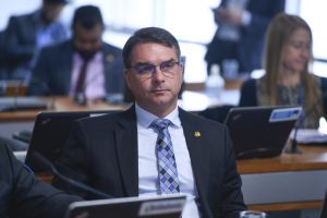'Se eu quiser, eu ponho o Flávio Bolsonaro na cadeia', ameaça ex-sócio do senador