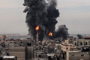 Ataque de Israel a campo de refugiados em Gaza deixa 70 mortos