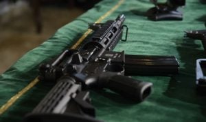 Exército libera que PMs tenham até cinco fuzis para uso particular