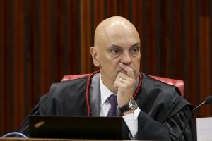 Moraes vê 'cinismo' e nega pedido para isentar X Brasil de punição por descumprimento de decisões