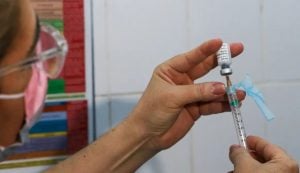 Com doses próximas do vencimento, Saúde amplia vacinação contra a dengue