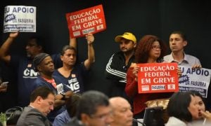 Servidores da educação veem avanço nas negociações, mas não definem fim da greve