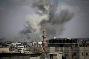 EUA pede que Israel 'tome precauções' para proteger civis, após bombardeio em Rafah