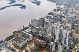 Águas do Guaíba voltam a avançar em bairros de Porto Alegre