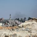 Israel bombardeia campo de refugiados em Gaza no dia em que a guerra completa 8 meses