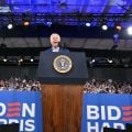 Com discurso enérgico em comício, Biden tenta reparar os danos causados pelo debate