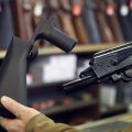 Suprema Corte dos EUA derruba proibição de acessório que converte armas em metralhadoras