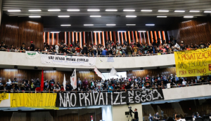 Protesto interrompe sessão sobre projeto de terceirização de escolas públicas no Paraná