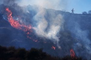 Milhares de pessoas são evacuadas por incêndio fora de controle na Califórnia