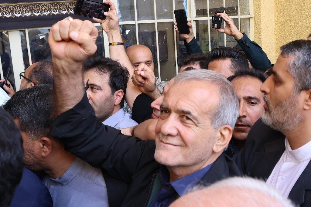 Reformista Pezeshkian vence eleições presidenciais no Irã