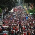 Maré vermelha, onda branca: chavismo e oposição abrem campanha na Venezuela