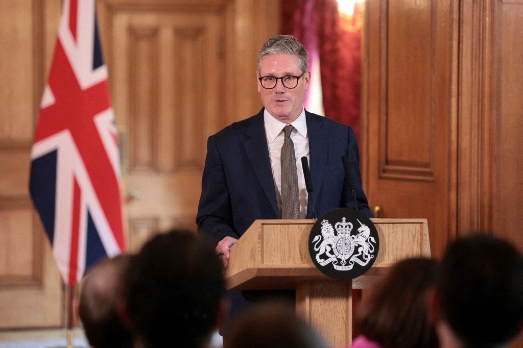 Novo primeiro-ministro britânico anuncia fim de plano de expulsar migrantes