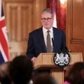 Novo primeiro-ministro britânico anuncia fim de plano de expulsar migrantes